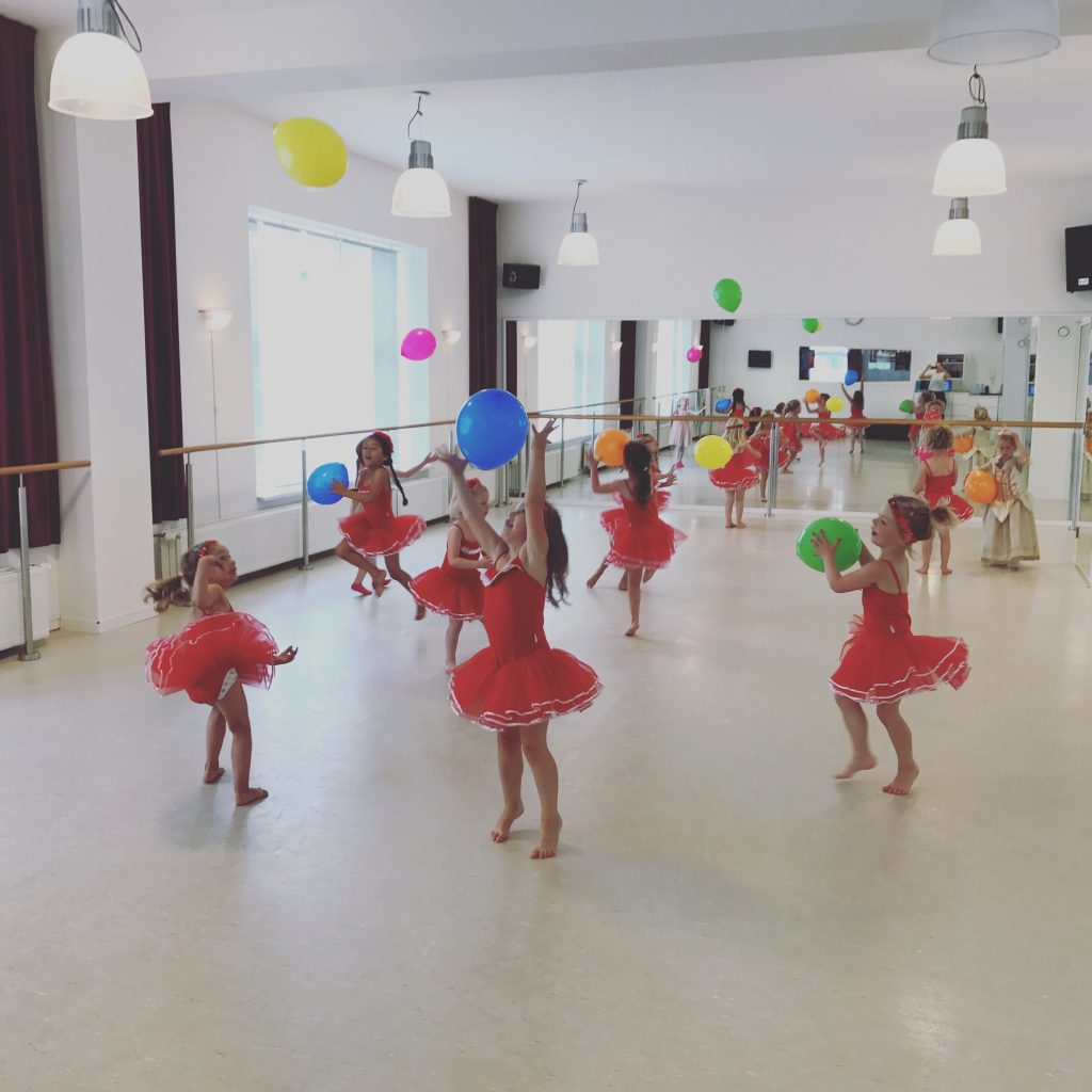 IMG_1551 Kinderen in rode danspakjes dansen met ballonnen in de studio