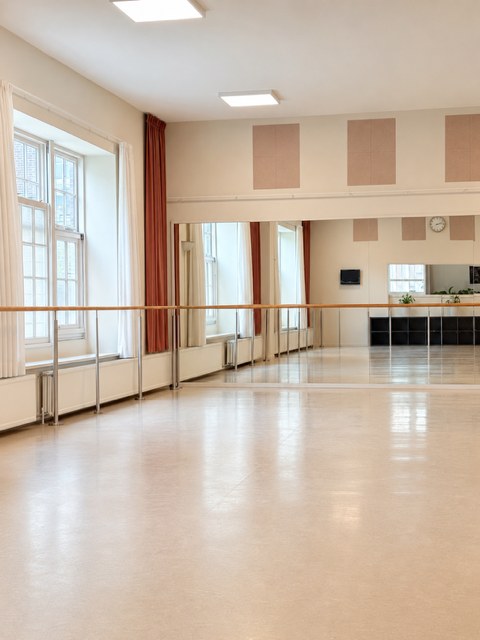 balletstudio-danielle-danszaal-barre Danszaal met balletbarre en hoge ramen