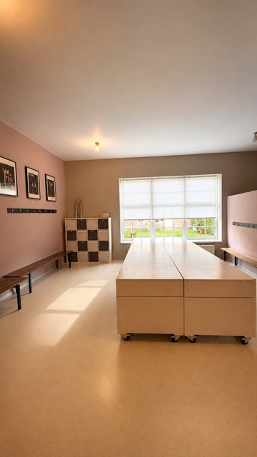 balletstudio-danielle-kleedruimte Kleedruimte met banken langs de wand
